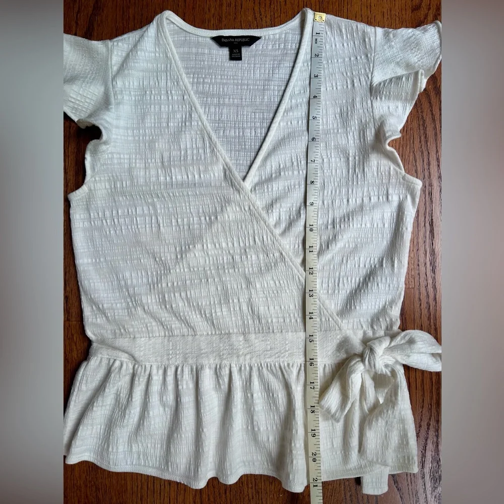 Banana Republic Women's Off White Sleeveless Casual Wrap Top - Picture 5 of 7